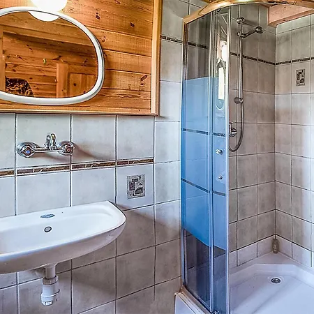 2 Bedroom Lovely In Casa vacanze Mścice